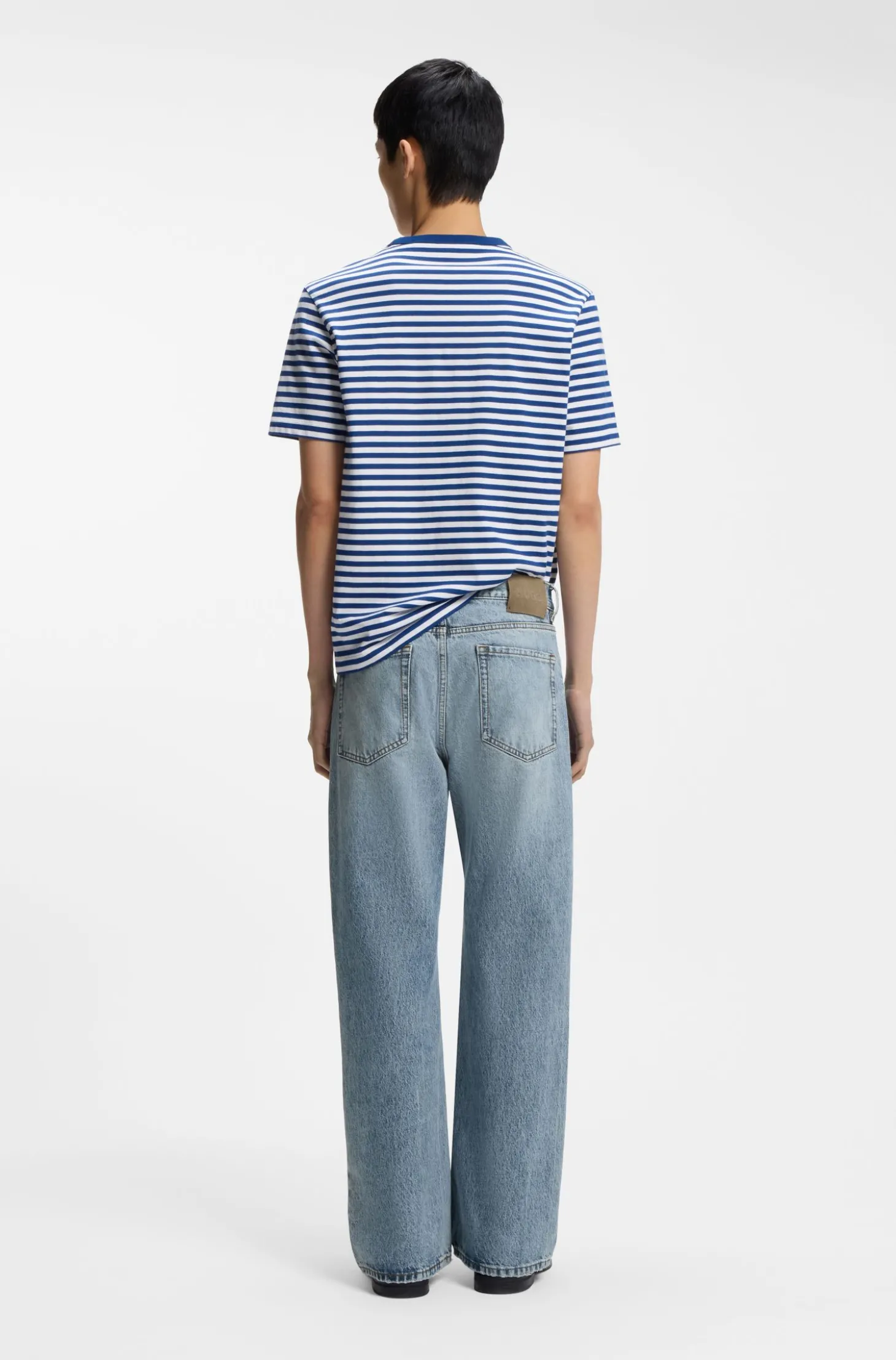 Regular-Fit Jeans aus blauem Denim mit ausgestelltem Bein