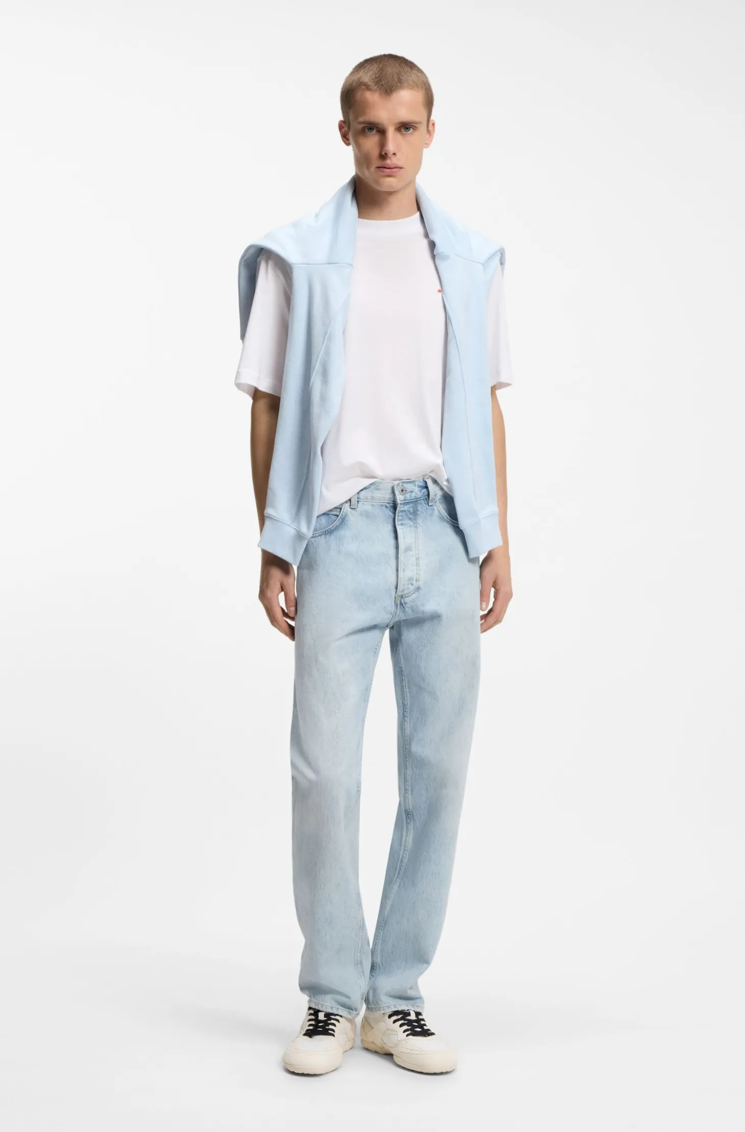 Regular-Fit Jeans aus hellblauem Denim