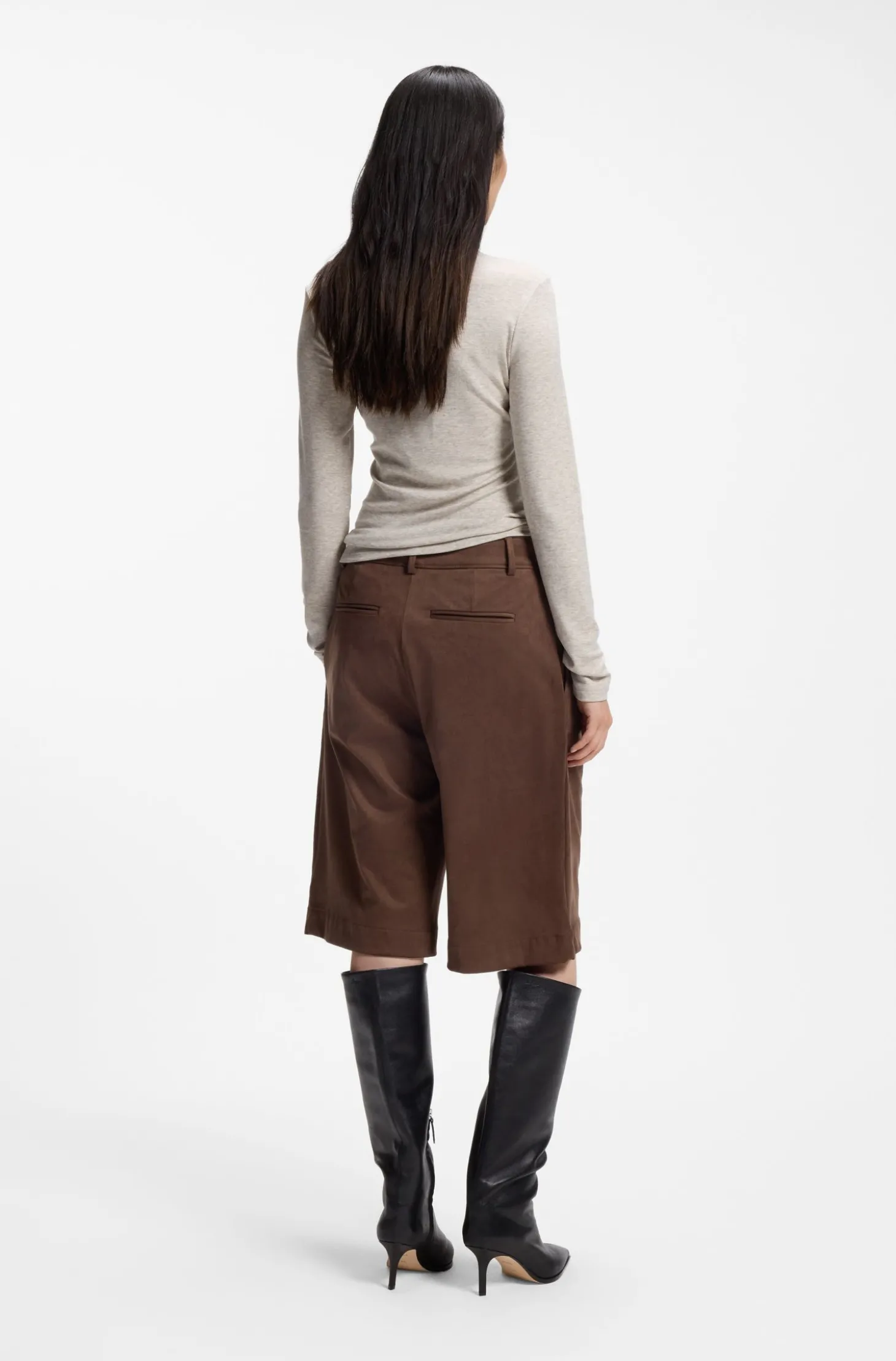 Regular-Fit Shorts aus Veloursleder-Imitat mit Bundfalten vorne