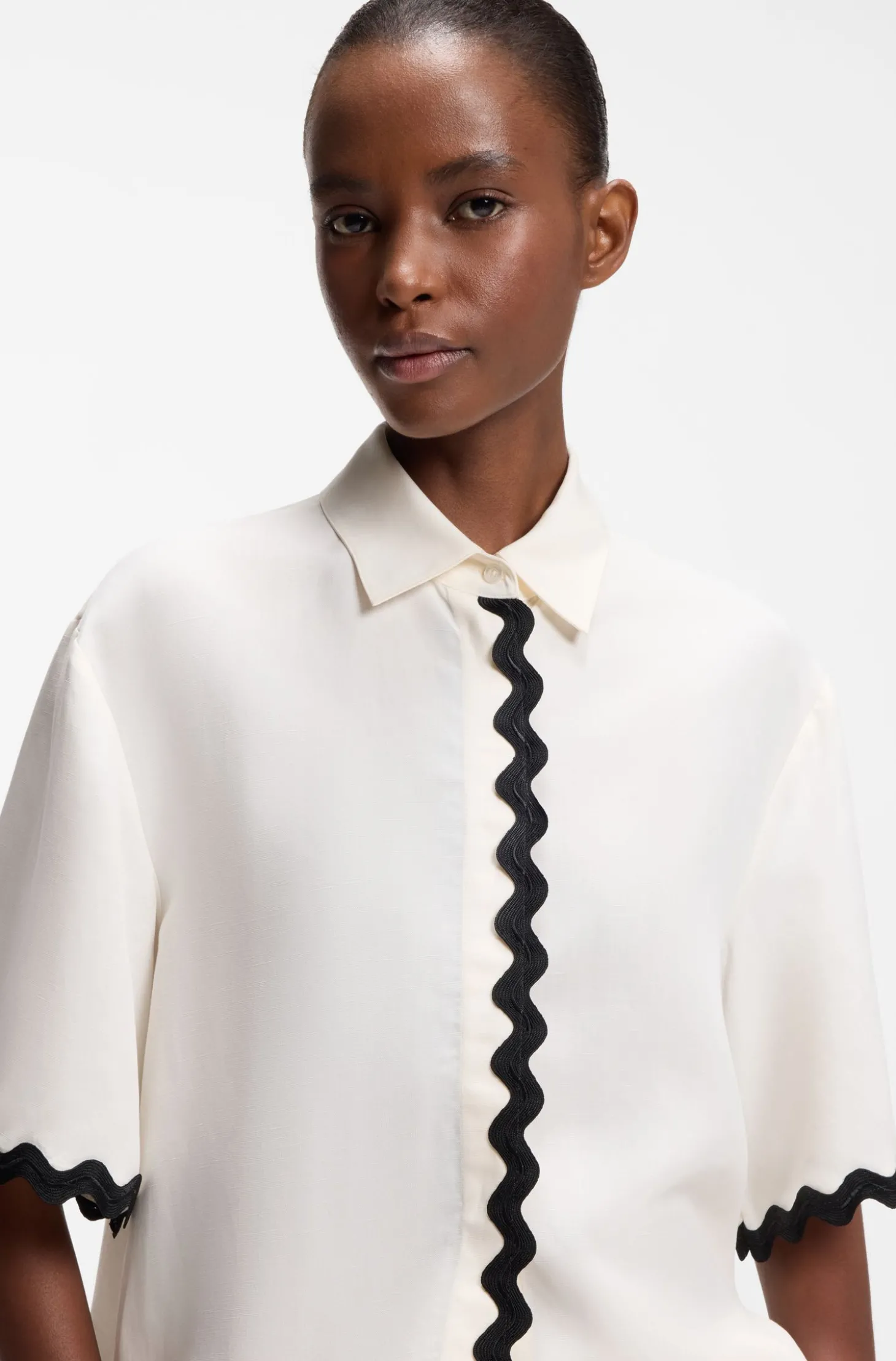 Relaxed-Fit Bluse mit kontrastfarbenem Zickzack-Band