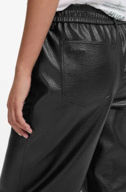 Relaxed-Fit Hose aus Kunstleder mit aufgesetzten Taschen