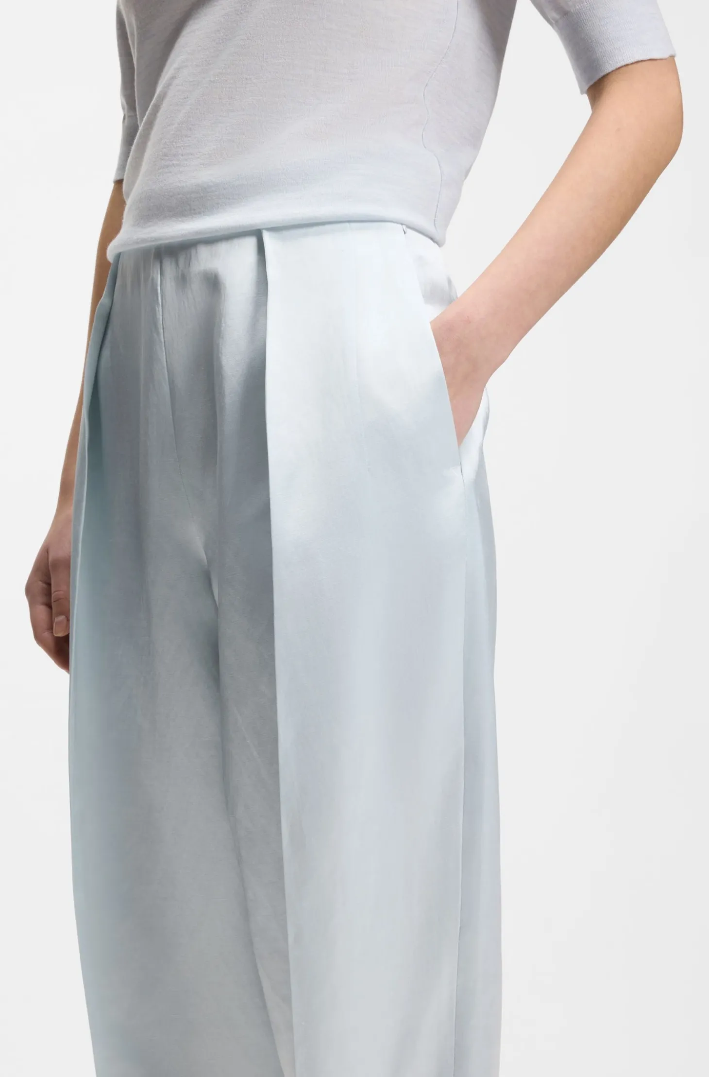 Relaxed-Fit Hose aus Satin mit Bundfalten auf der Vorderseite