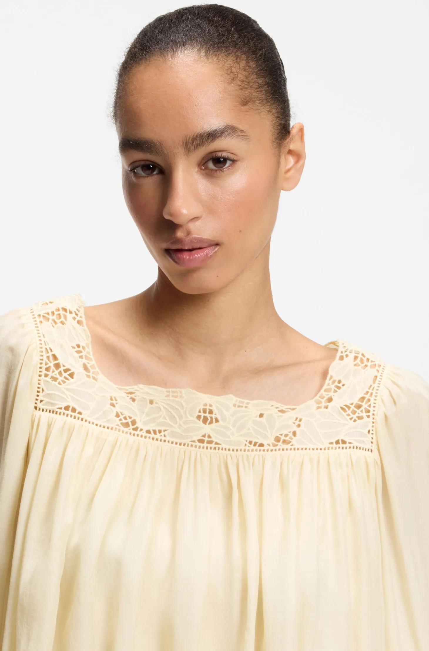 Relaxed-Fit Kleid aus Musselin mit besticktem Ausschnitt