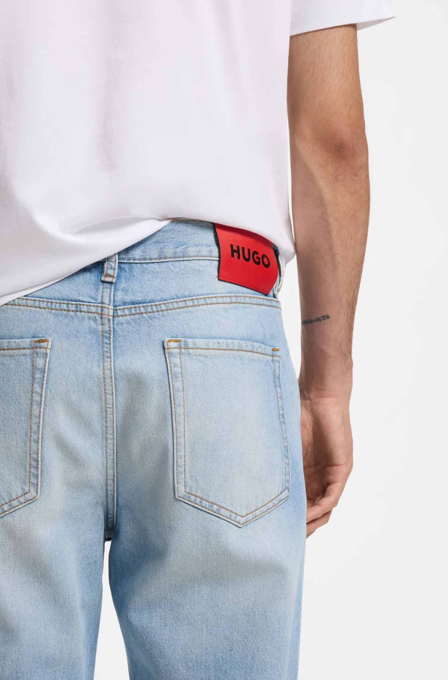 Relaxed Tapered-Fit Jeans aus hellblauem Denim