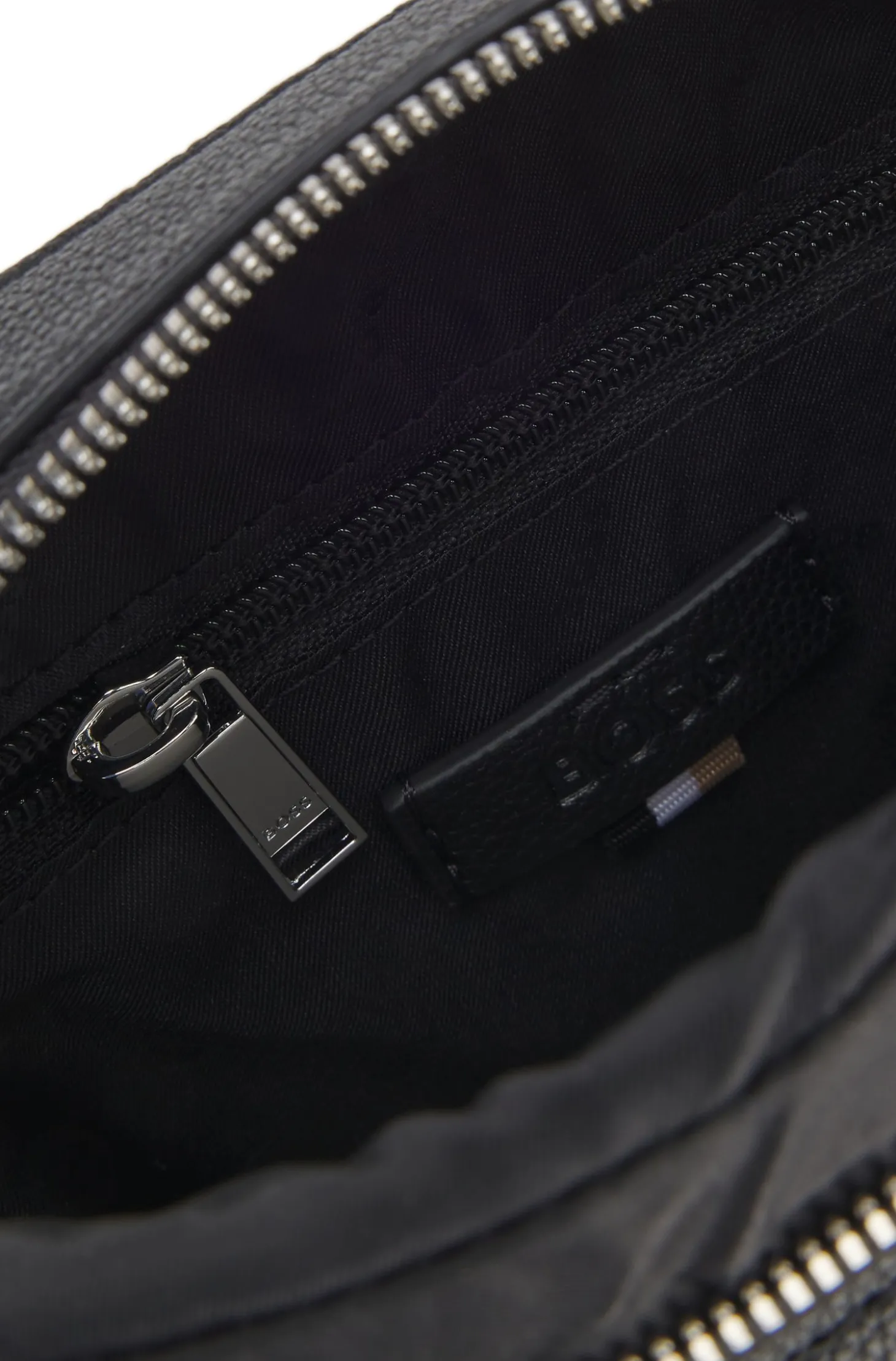 Reporter-Tasche aus genarbtem Kunstleder mit Signature-Stripe-Details