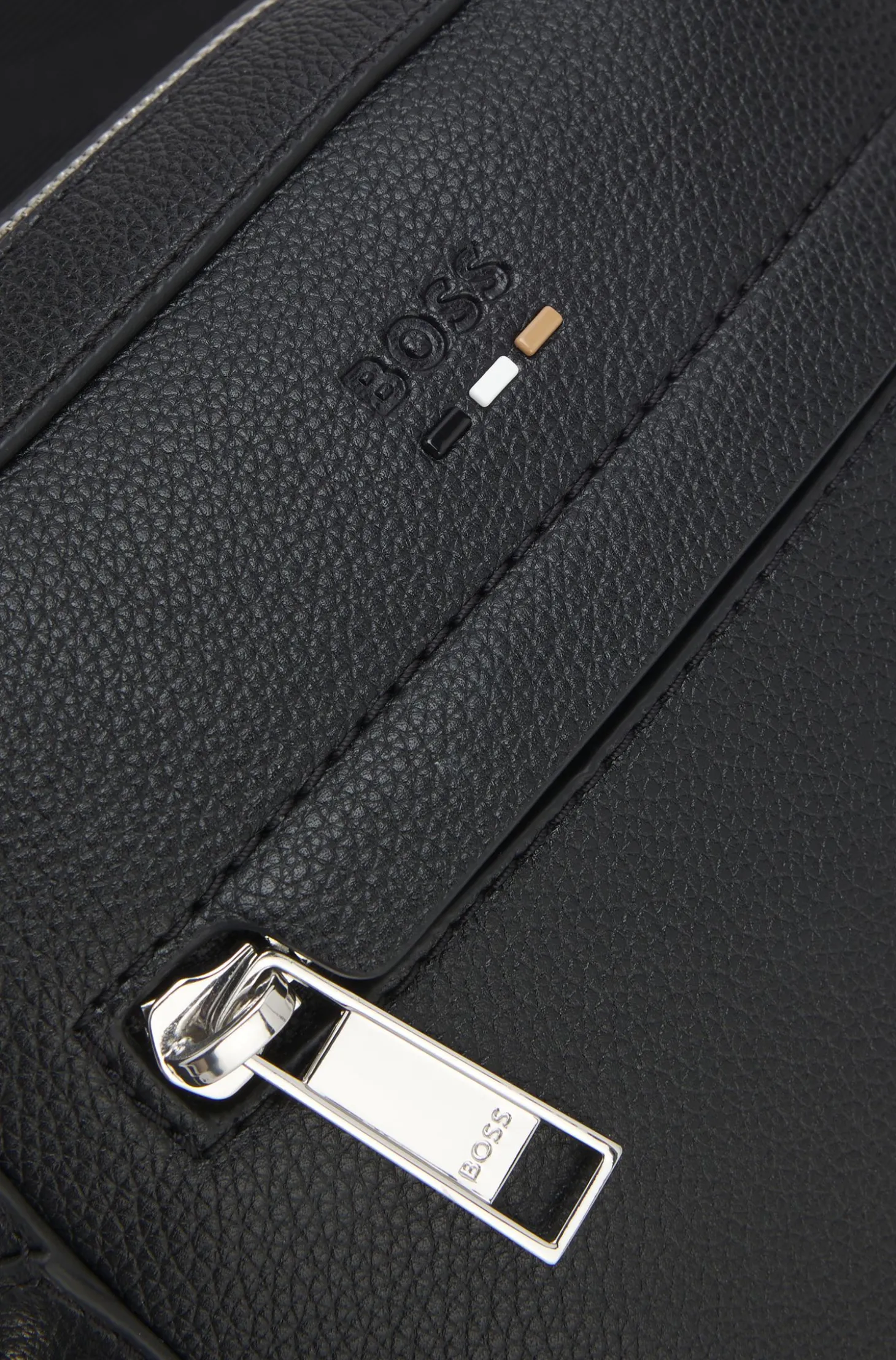 Reporter-Tasche aus genarbtem Kunstleder mit Signature-Stripe-Details