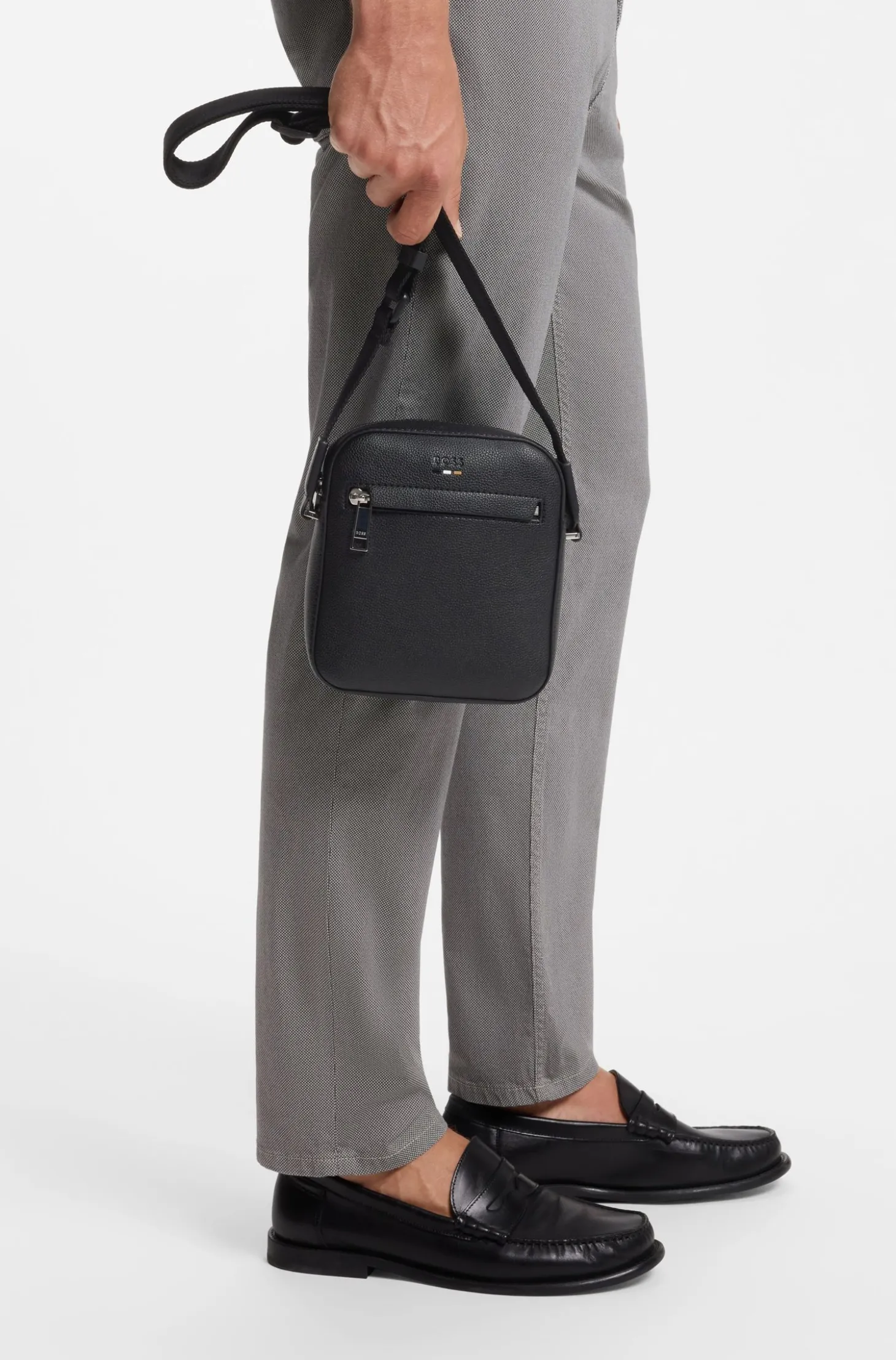Reporter-Tasche aus genarbtem Kunstleder mit Signature-Stripe-Details