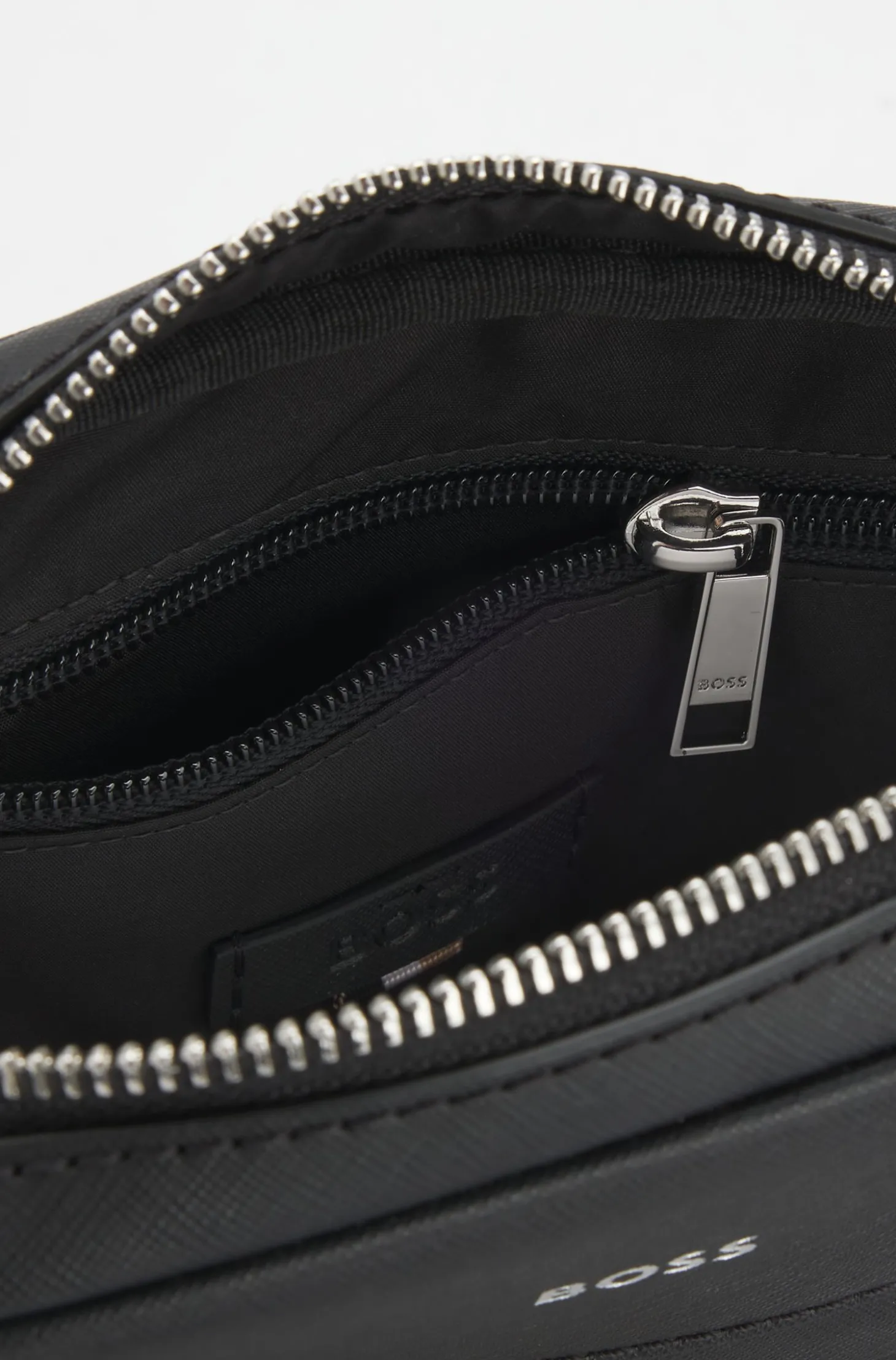 Reporter-Tasche aus recyceltem Leder mit verstellbarem Logo-Riemen