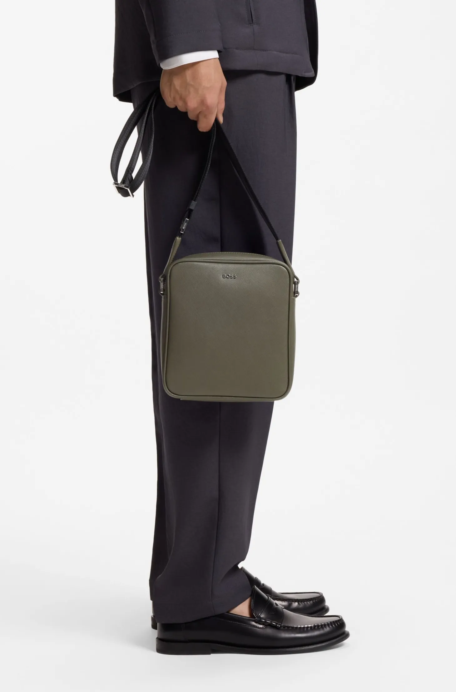 Reporter-Tasche mit silberfarbenem Logo-Schriftzug