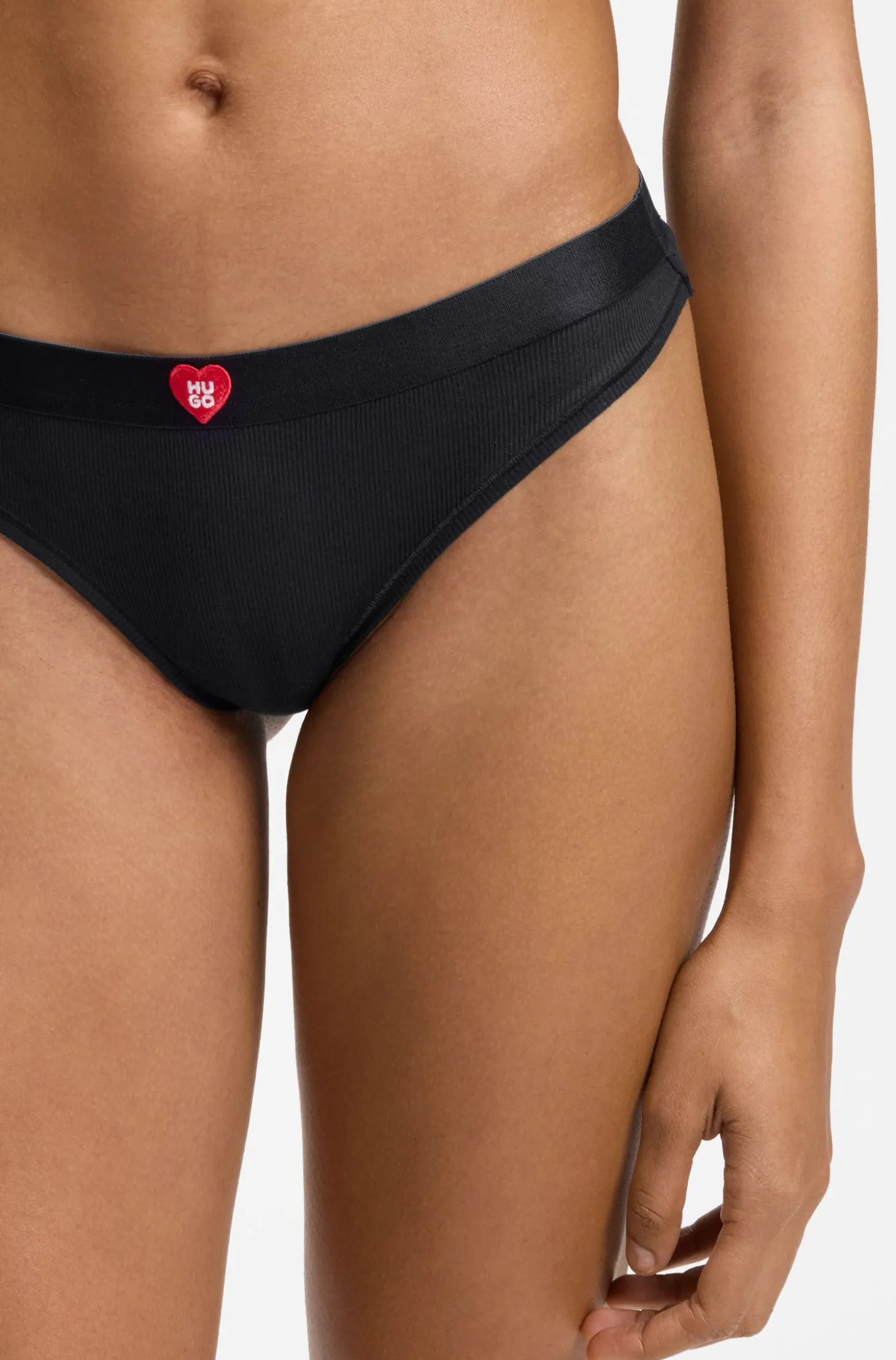 Ripp-String mit Herz-Logo und niedrigem Bund