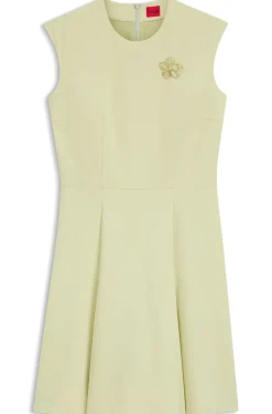 Ärmelloses Kleid mit goldfarbener Blumen-Brosche