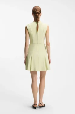 Ärmelloses Kleid mit goldfarbener Blumen-Brosche