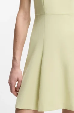Ärmelloses Kleid mit goldfarbener Blumen-Brosche
