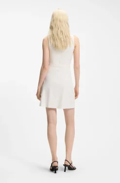Ärmelloses Kleid mit Gürtel mit Schließe