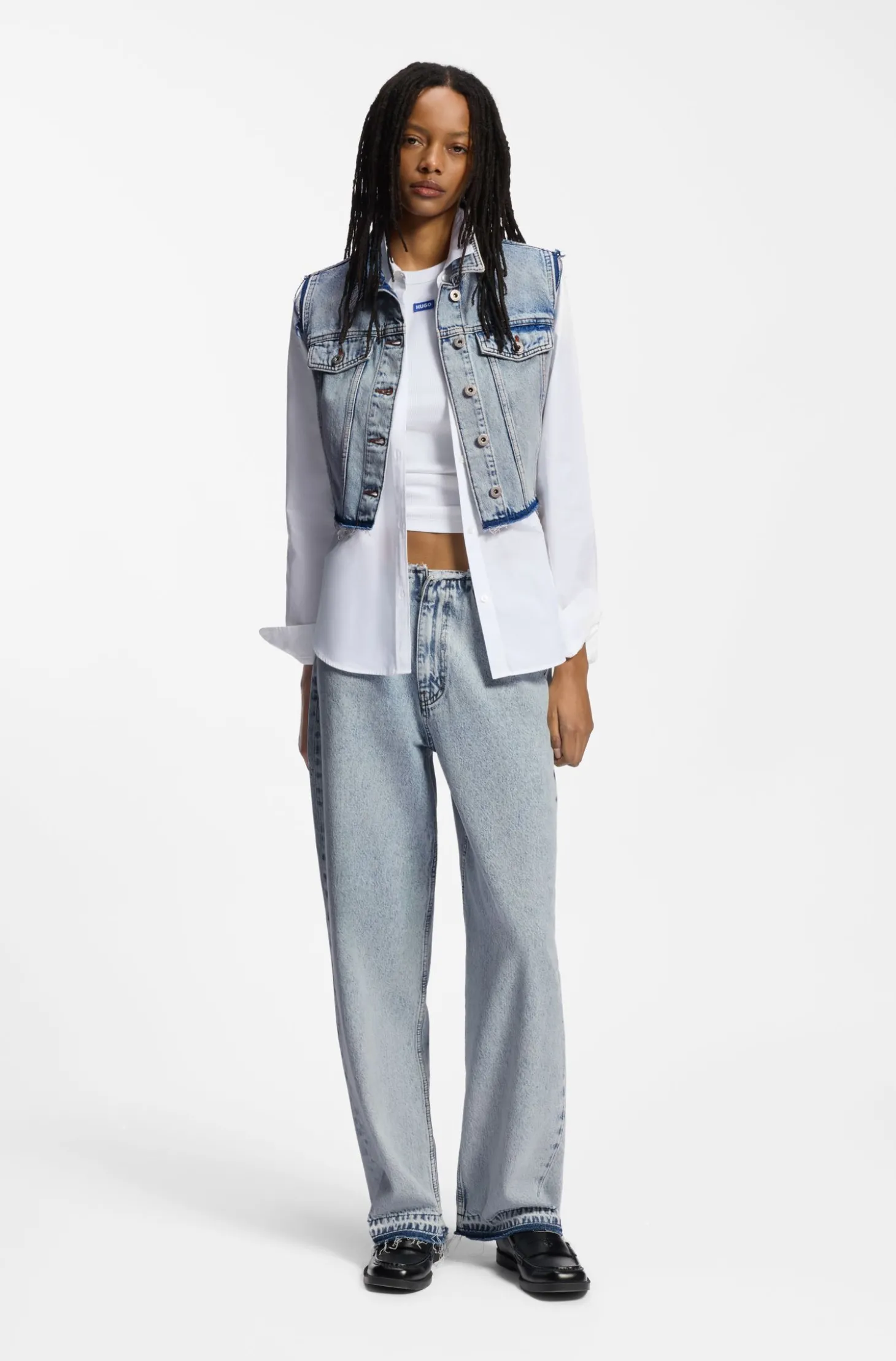 Ärmellose Weste aus azurblauem Denim in Cropped-Länge