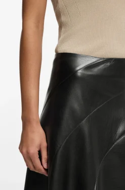 Rock aus Kunstleder mit Nahtdetails