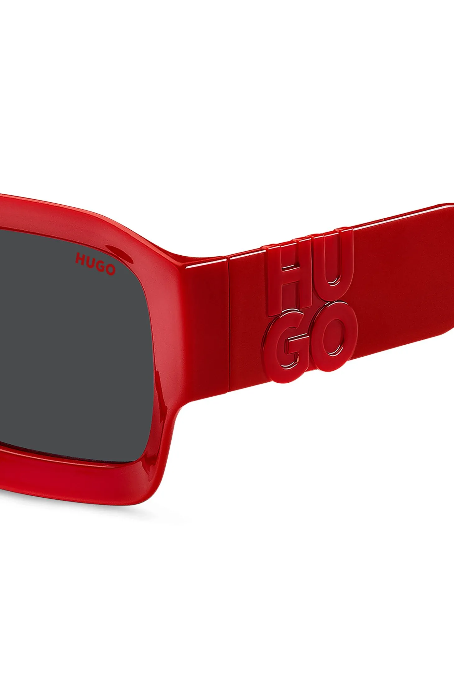 Rote Sonnenbrille mit Stack-Logo an den Bügeln