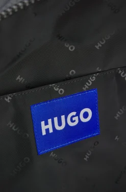 Rucksack mit blauem Logo-Aufnäher aus Gummi