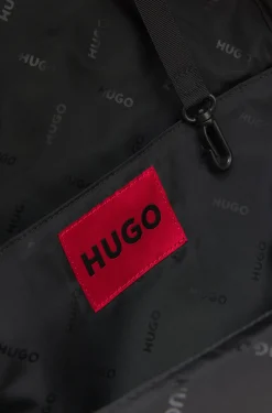 Rucksack mit Reißverschluss und Logo-Aufnäher aus Gummi