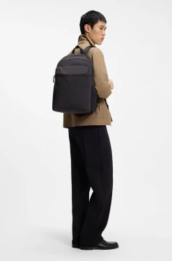 Rucksack mit weit gesetztem Logo-Detail