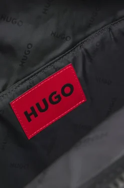 Rucksack mit weit gesetztem Logo-Detail