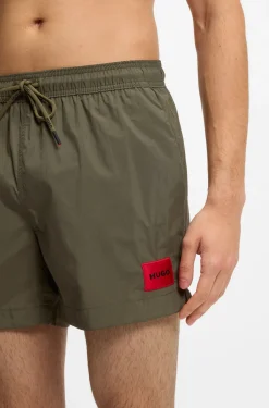 Schnell trocknende Badeshorts mit rotem Logo-Label