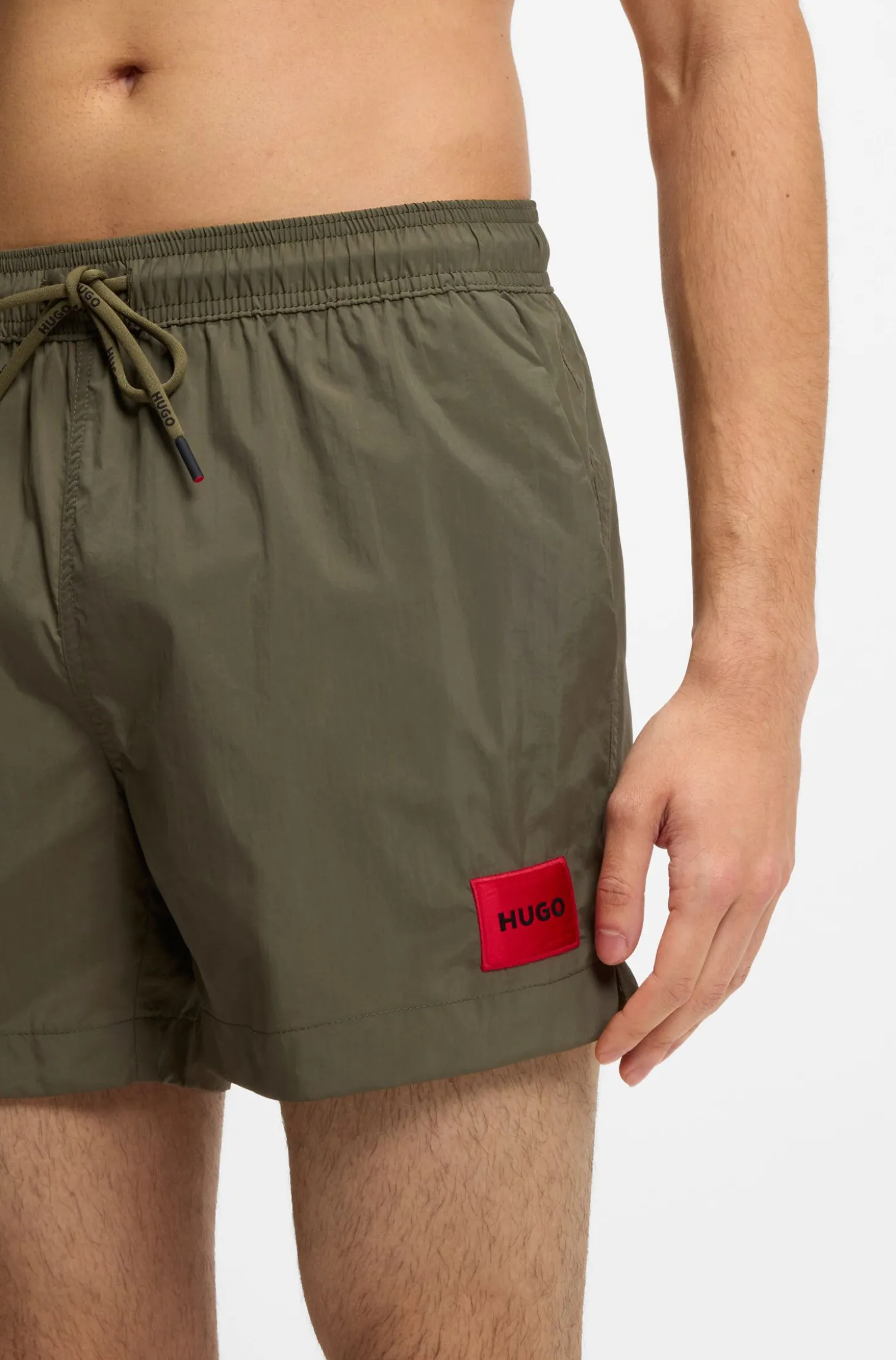 Schnell trocknende Badeshorts mit rotem Logo-Label