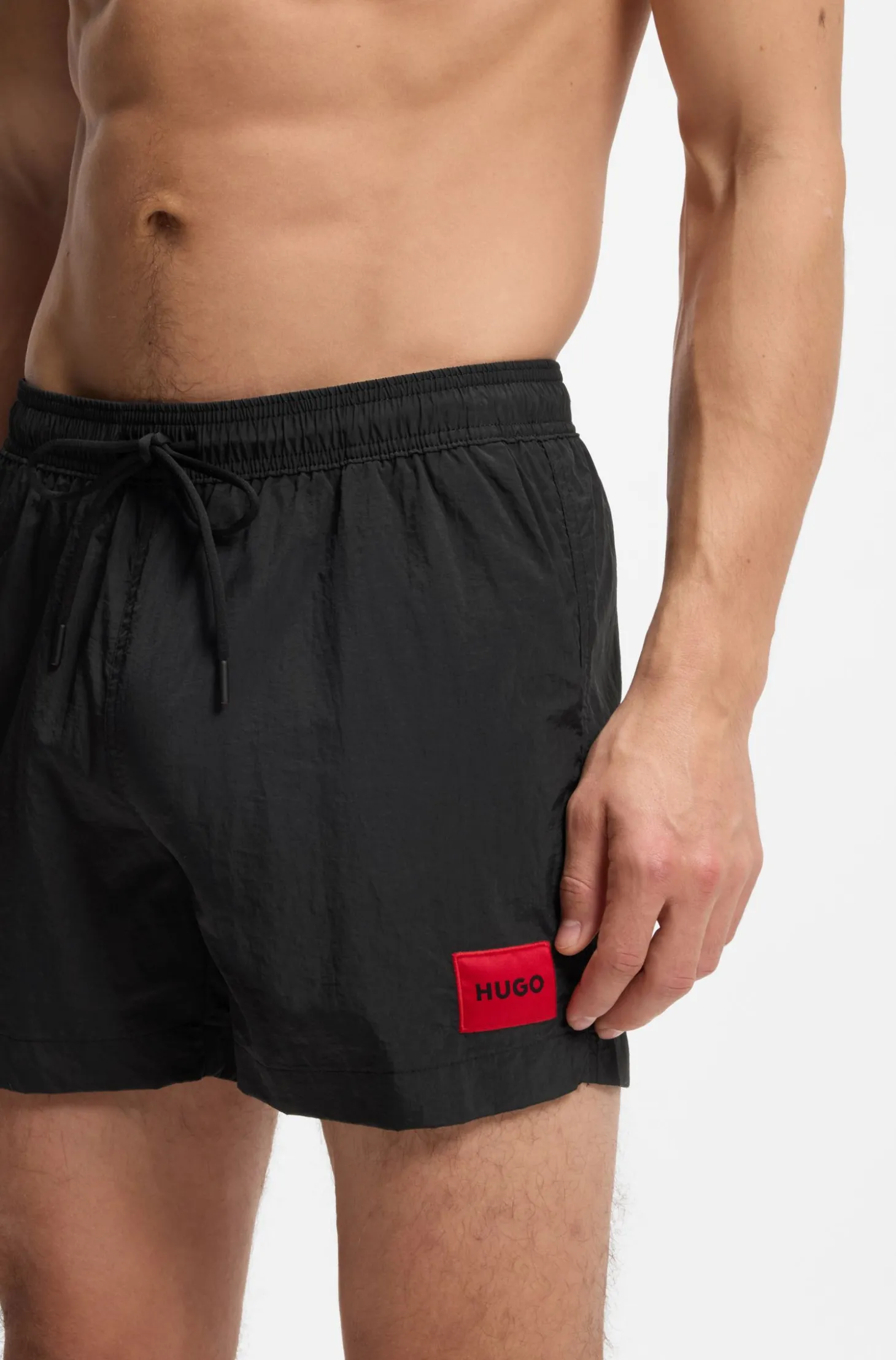 Schnell trocknende Badeshorts mit rotem Logo-Label