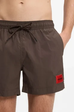 Schnell trocknende Badeshorts mit rotem Logo-Label