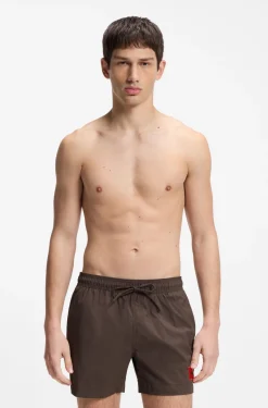 Schnell trocknende Badeshorts mit rotem Logo-Label