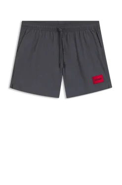 Schnell trocknende Badeshorts mit rotem Logo-Label