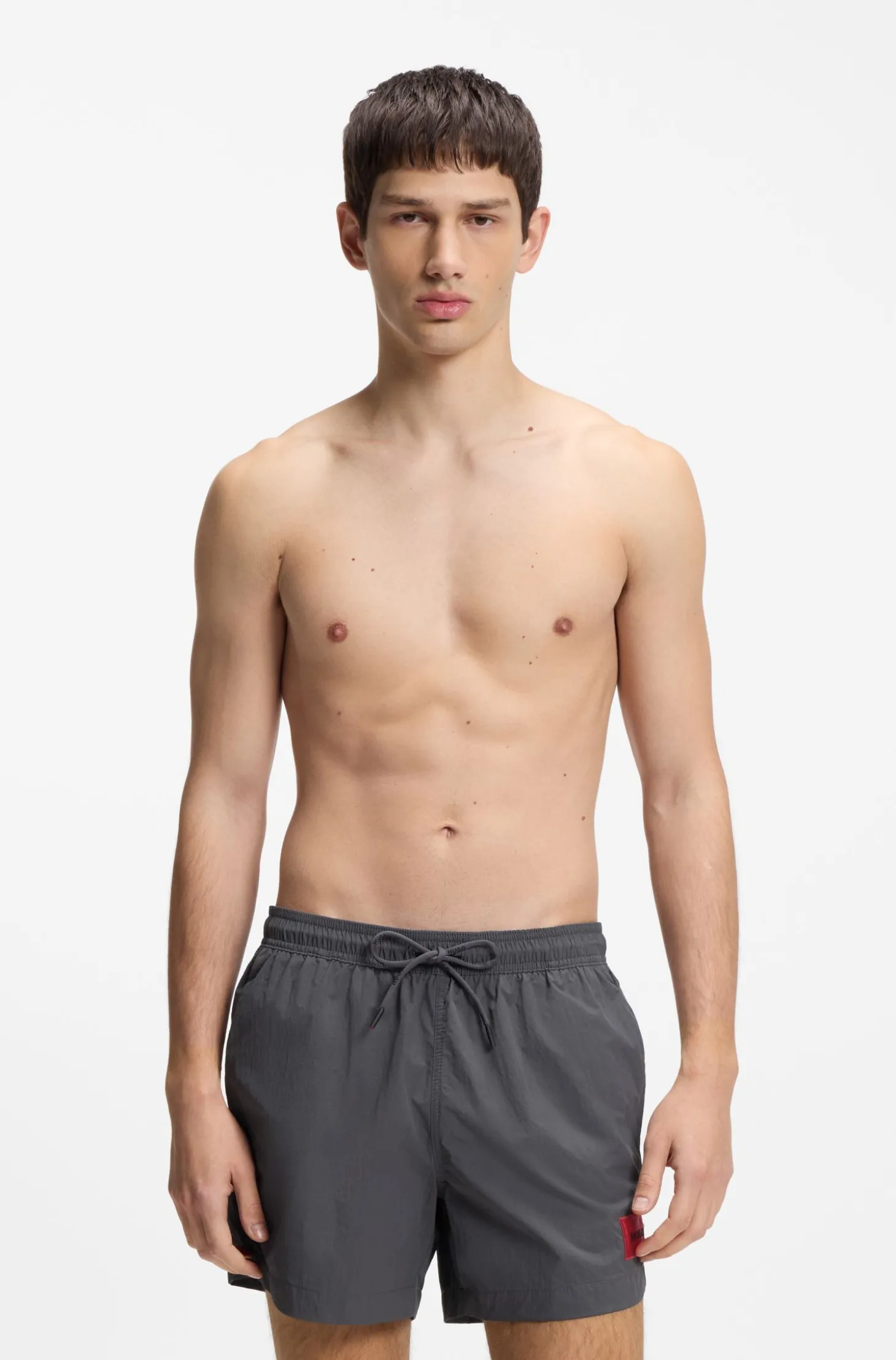 Schnell trocknende Badeshorts mit rotem Logo-Label