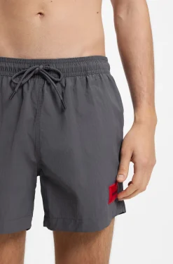 Schnell trocknende Badeshorts mit rotem Logo-Label