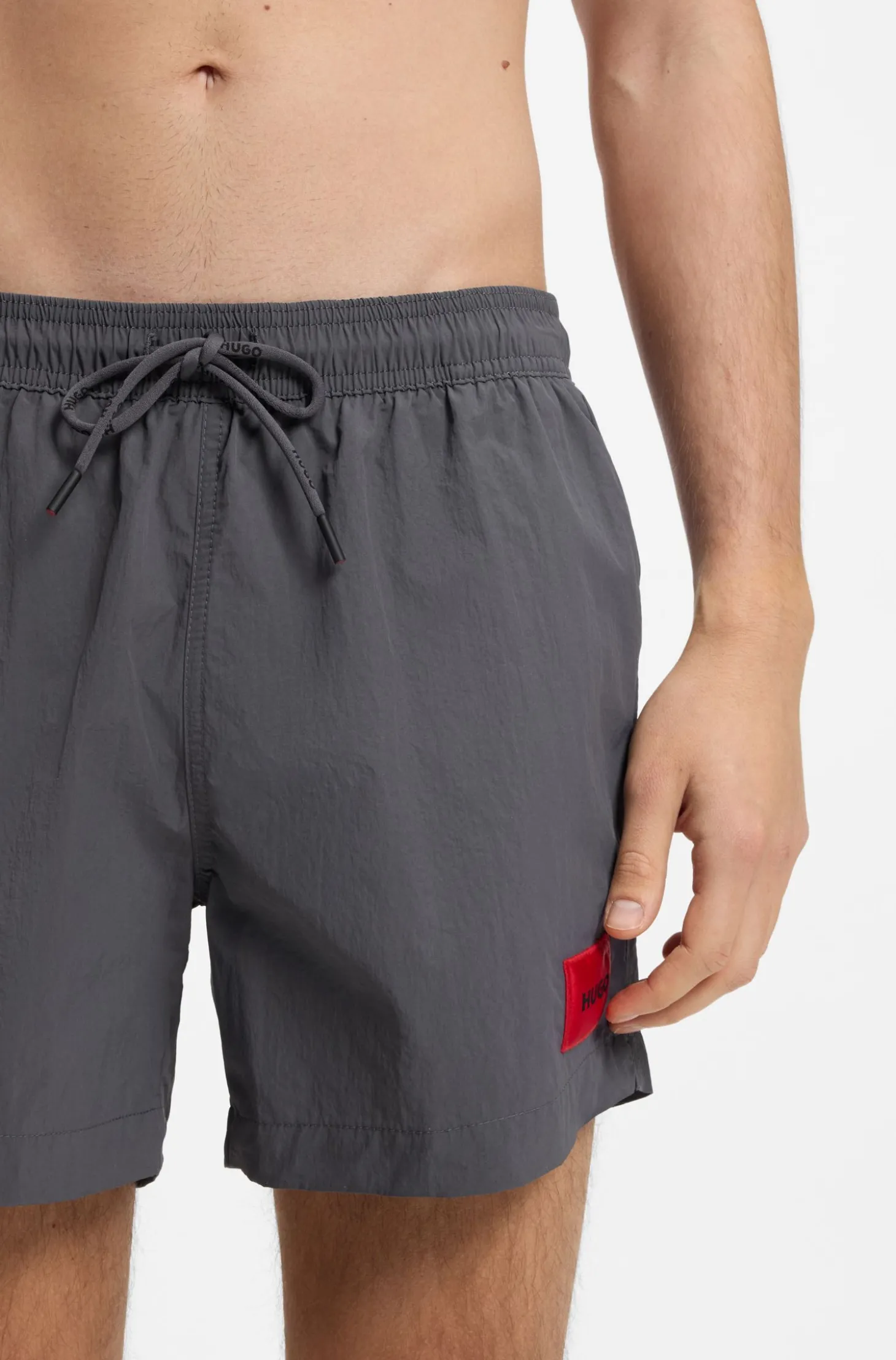 Schnell trocknende Badeshorts mit rotem Logo-Label