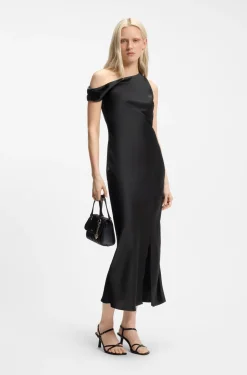 Schulterfreies Kleid aus Satin