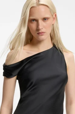 Schulterfreies Kleid aus Satin