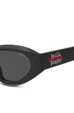 Schwarze HUGO x Bella Poarch Sonnenbrille mit speziellem Branding