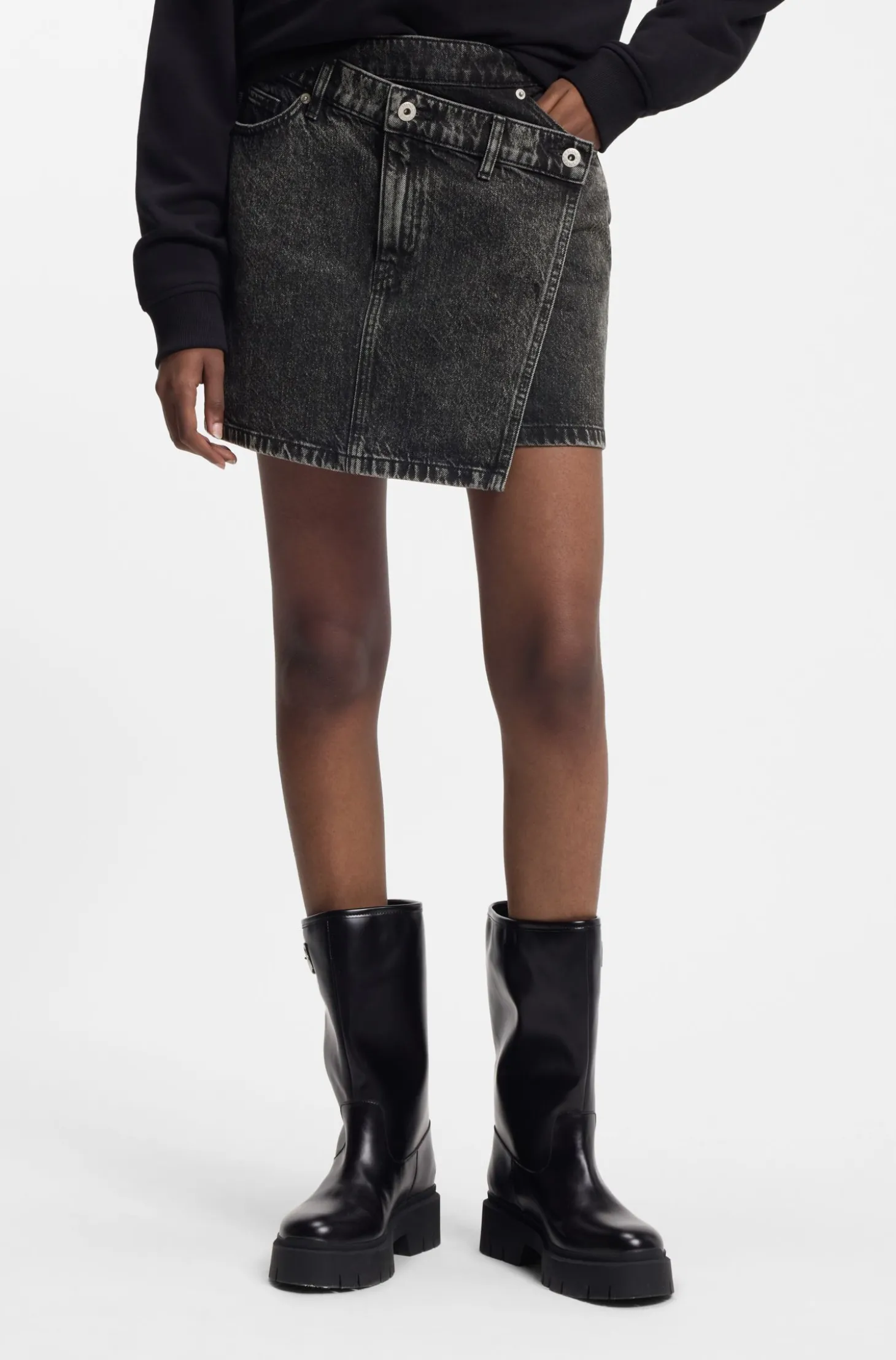 Schwarzer Denim-Rock mit asymmetrischem Bund