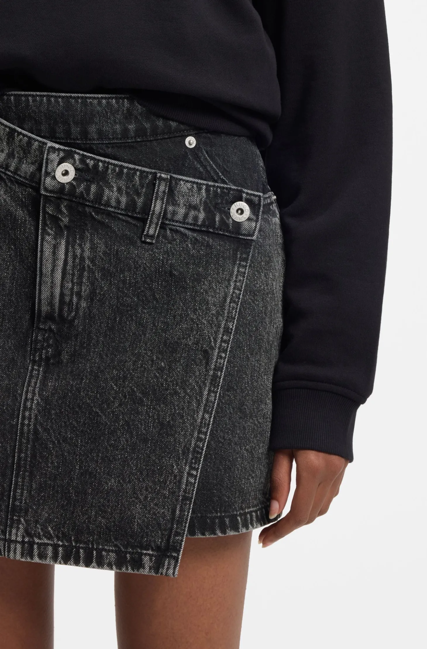 Schwarzer Denim-Rock mit asymmetrischem Bund