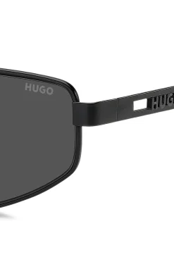 Schwarze Sonnenbrille aus Metall mit ausgestanztem Logo