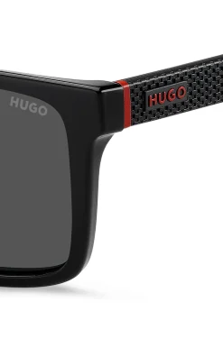 Schwarze Sonnenbrille mit gemusterten Bügeln