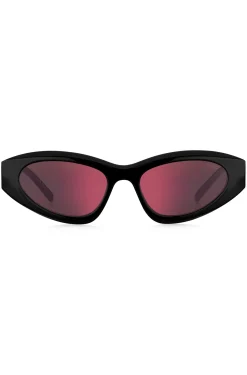 Schwarze Sonnenbrille mit Perlenkette