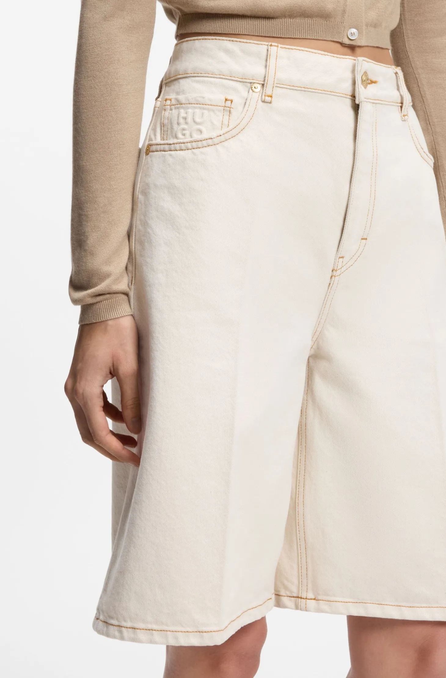 Shorts aus gewaschenem Ecru-Denim mit weitem Beinverlauf