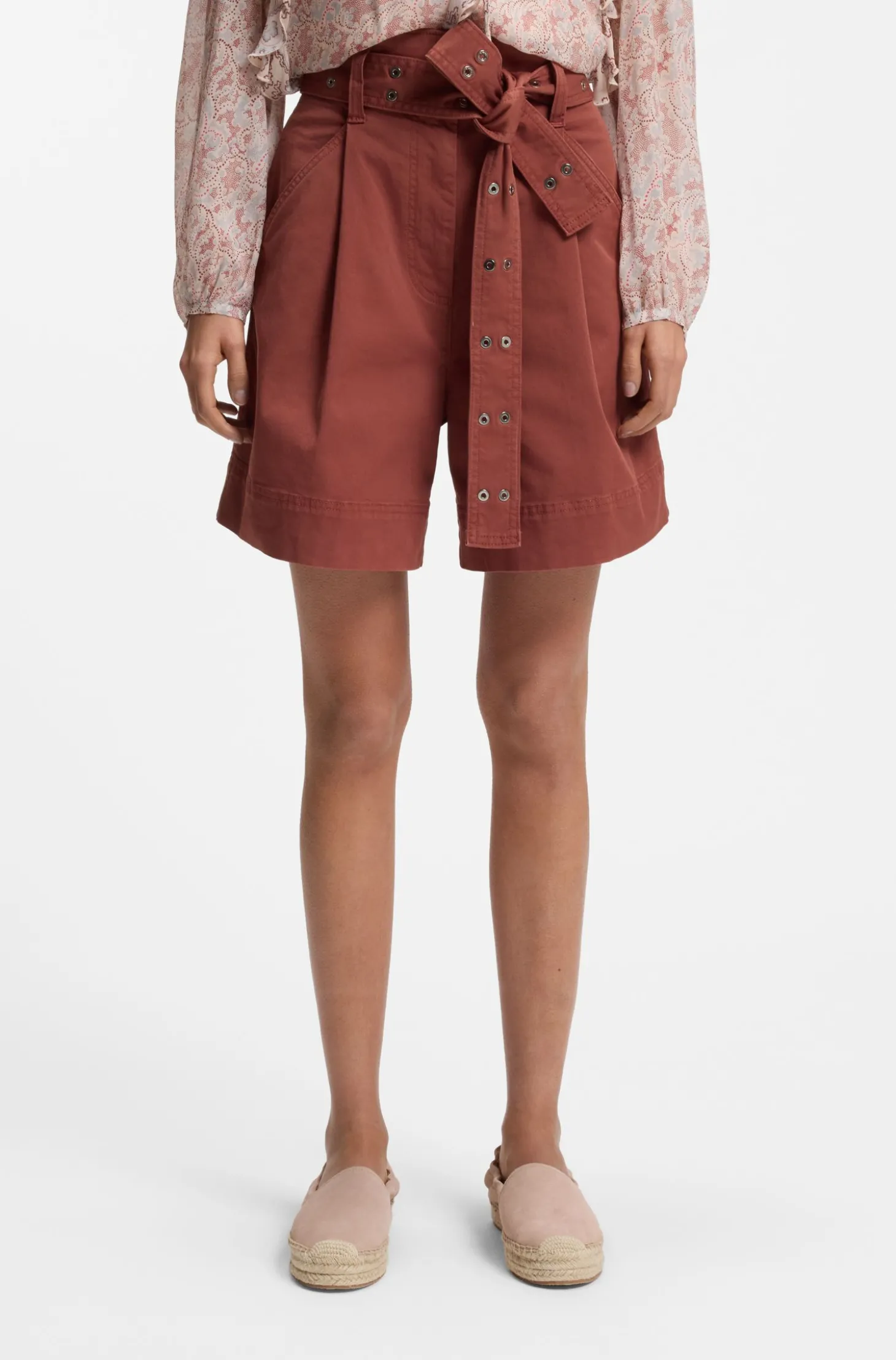 Shorts aus Stretch-Baumwolle mit Ösen-Gürtel