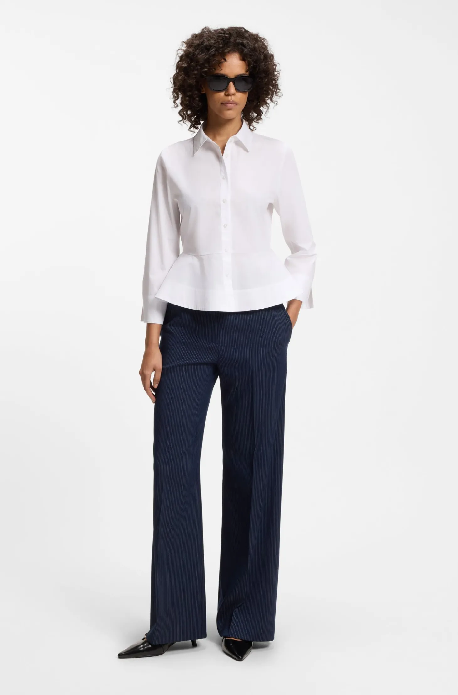 Slim-Fit Bluse aus Baumwolle mit Schößchensaum