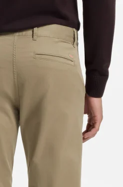 Slim-Fit Hose aus überfärbtem elastischem Satin
