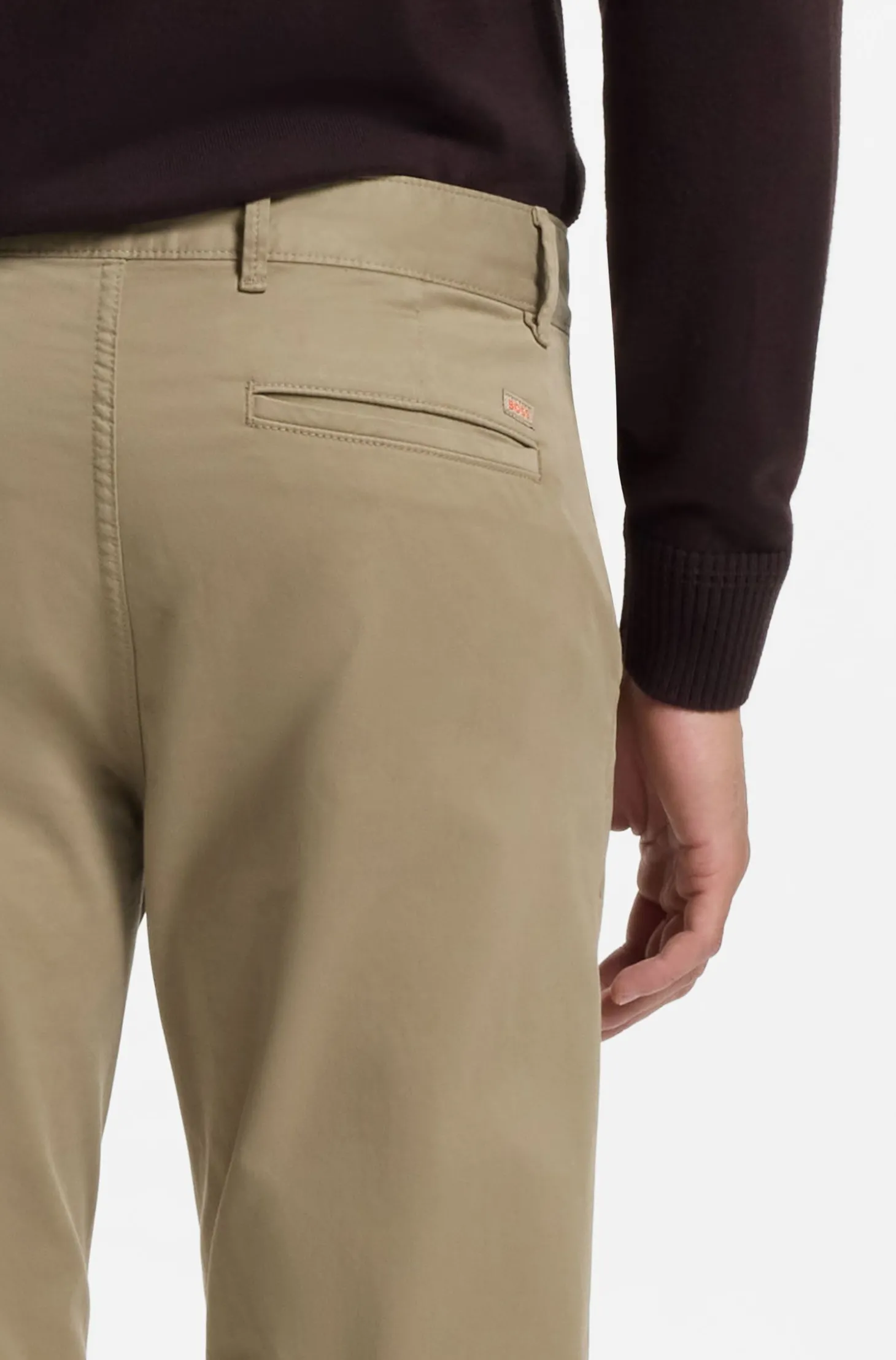 Slim-Fit Hose aus überfärbtem elastischem Satin
