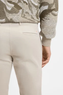 Slim-Fit Hose aus überfärbtem elastischem Satin