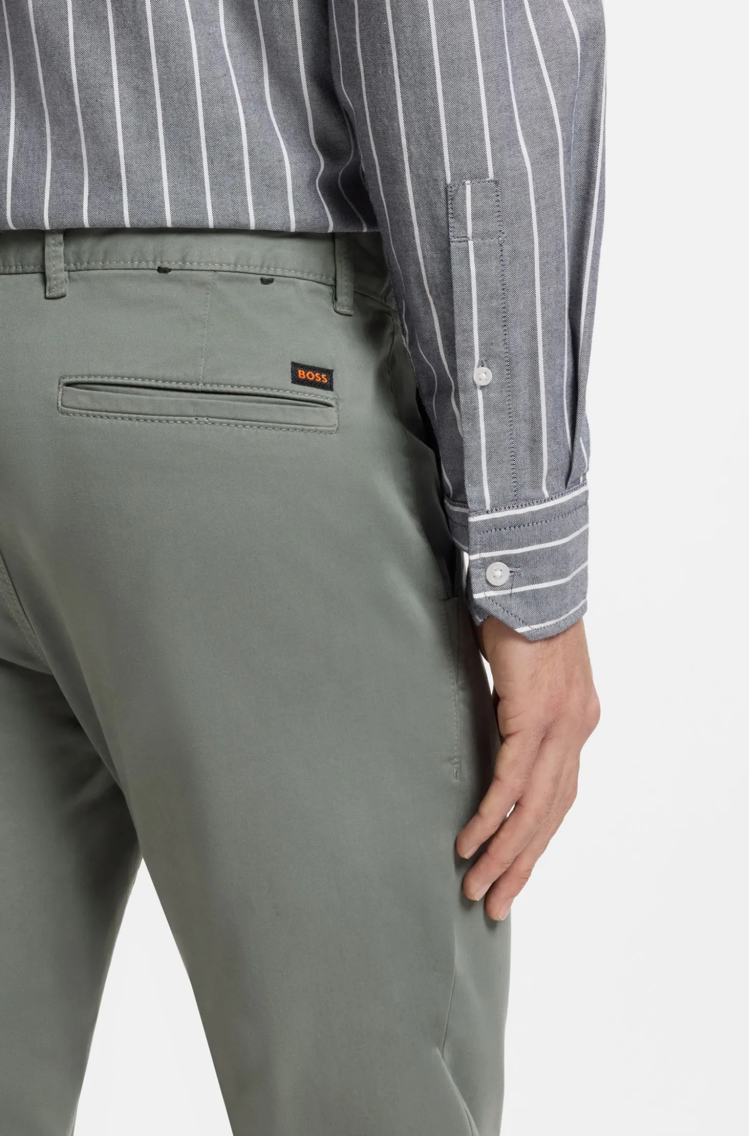 Slim-Fit Hose aus überfärbtem elastischem Satin