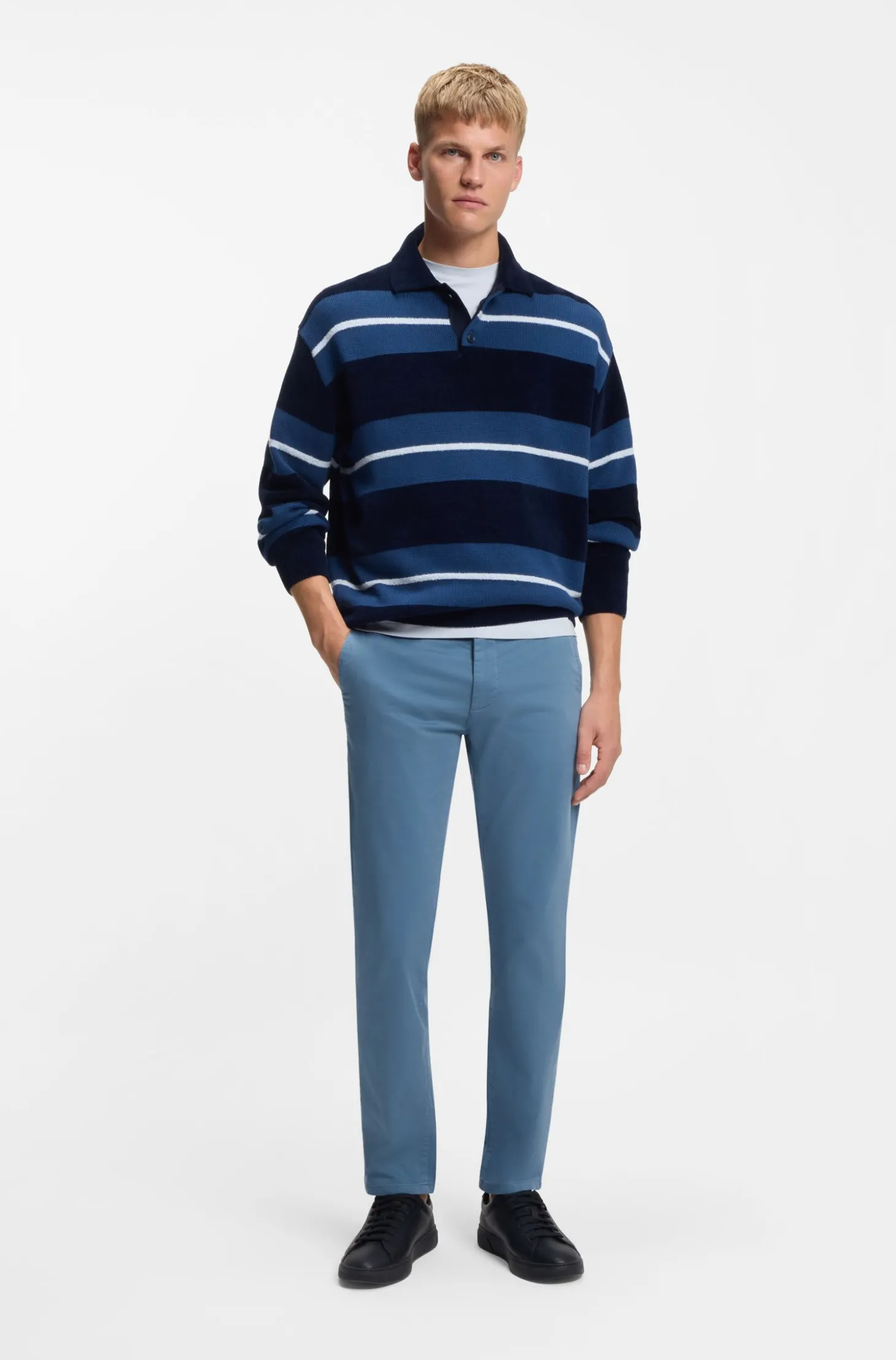 Slim-Fit Hose aus überfärbtem elastischem Satin